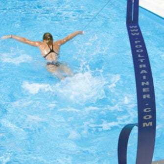 Entraîneur de piscine utiliser un entraîneur de natation