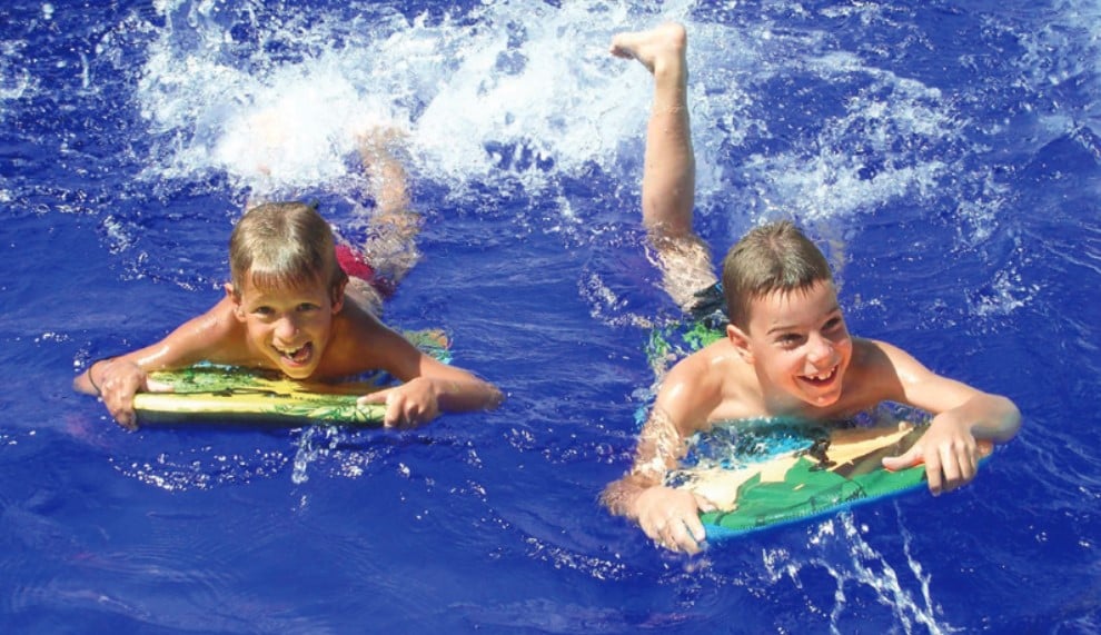 Teinture à l'eau pour colorer l'eau de piscine privée ou publique