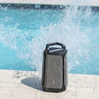 Soundcast VG7 splash-proof portable box
