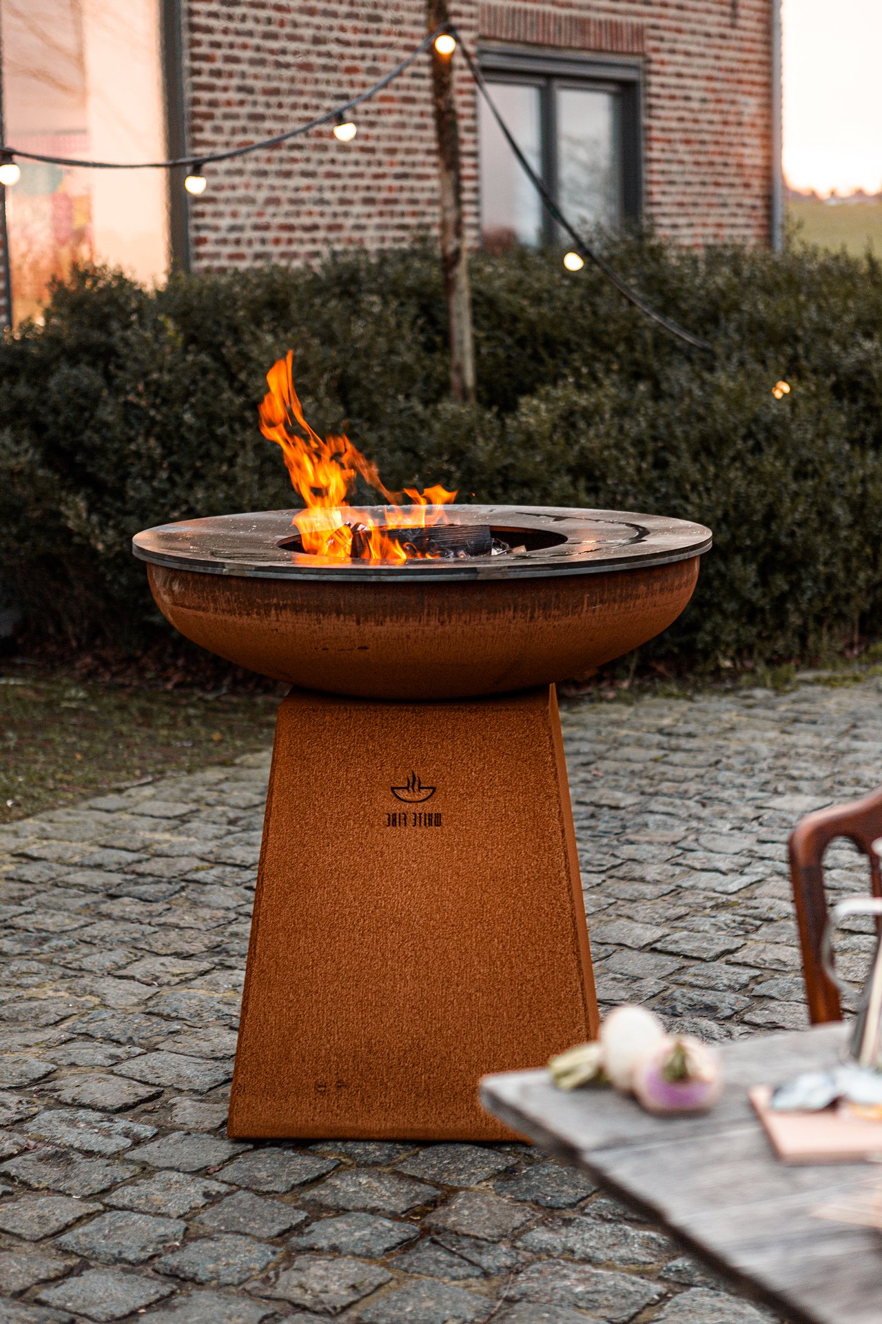 Barbecue au feu blanc, Bol à feu et grill BBQ planche