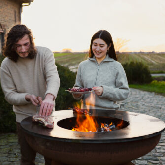 Plancha-Barbecue-Atmosphäre mit weißem Feuer
