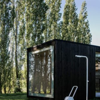 Zee Tasman en Levantine in tuin wit