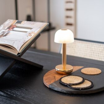 Humble Two gold mattierte Tischlampe Atmosphäre 02