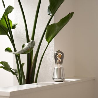 Humble une table en métal léger