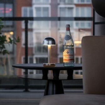 Bescheidene silberne Tischlampenatmosphäre