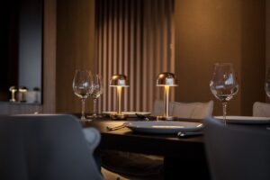 Bescheidener Leuchttisch mit zwei Tischen
