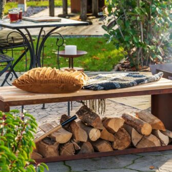 Houtopslag bank Tyr in de tuin