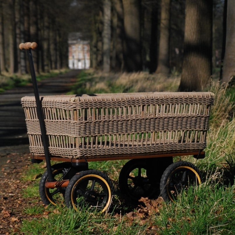 Chariot à Tuyaux Pour Arroser Les Plantes Ou Le Jardin. Matériel