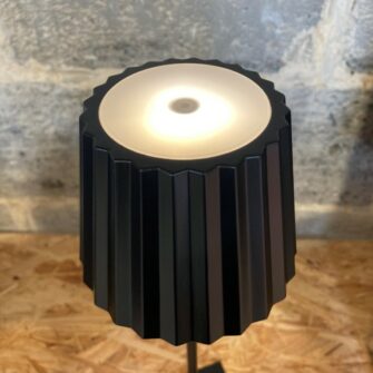 Troll 2 Tischleuchte schwarz Betrieb