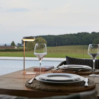 Lampe à poser Mira photo ambiance piscine 02