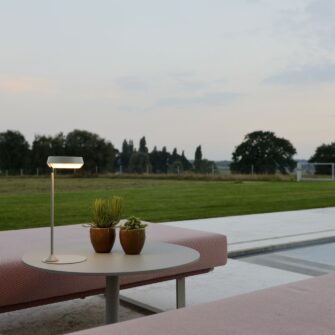 Lampe à poser Mira photo d'ambiance à la piscine