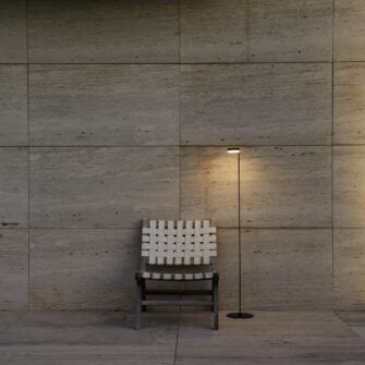 Mirai staande lamp black-black aan zwembad by night