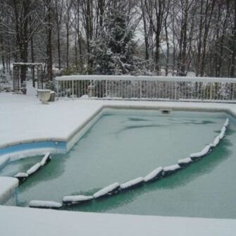 Bouée flottante piscine protection hivernale installée