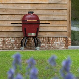 Kamado BBQ Large 55 wijnrood in tuin kl
