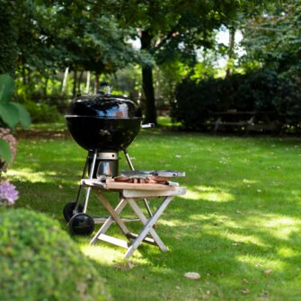 Kettle 57 coal barbecue in garden kl