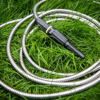 Tuyau d'arrosage design en acier inoxydable dans le pistolet à herbe