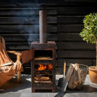 Terrace stove with pizza oven rust atmosphere