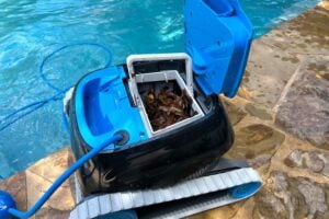 Swimming pool robot maintenance